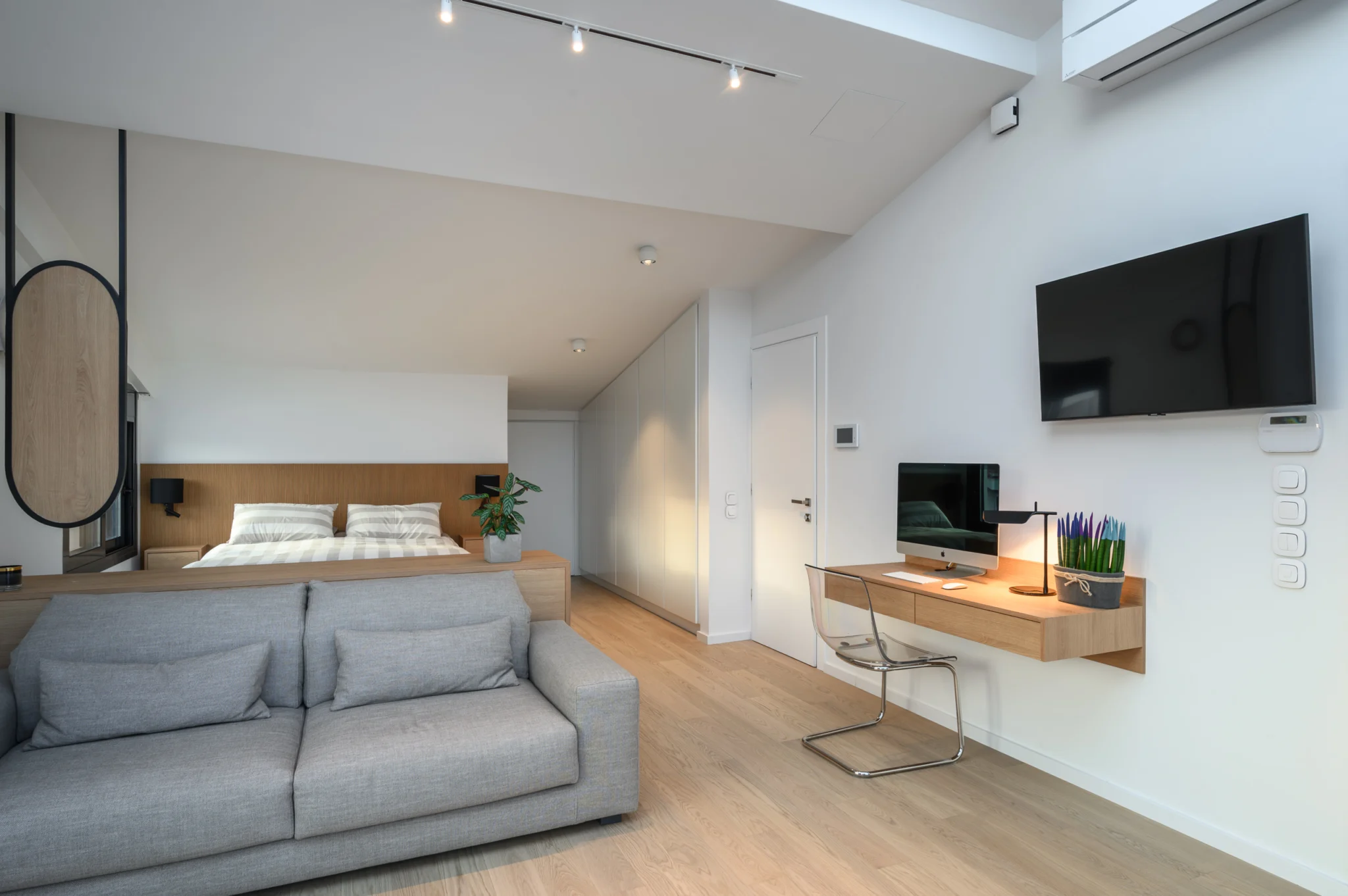 FOUNTIS apartment, Northern Athens — Bedroom, seating area and floating desk in daylight Bedroom, seating area and floating desk in daylight in a luxury apartment in northern Athens.