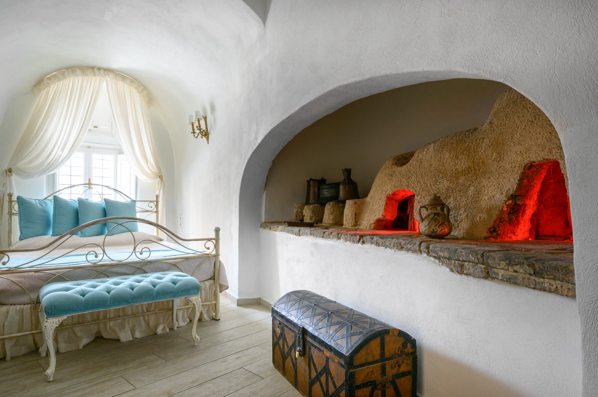 Intermezzo, Santorini — Vaulted sleeping area with turquoise cushions and an arched stone-lined recess Vaulted sleeping area with turquoise cushions and an arched stone-lined recess at Intermezzo in Santorini.