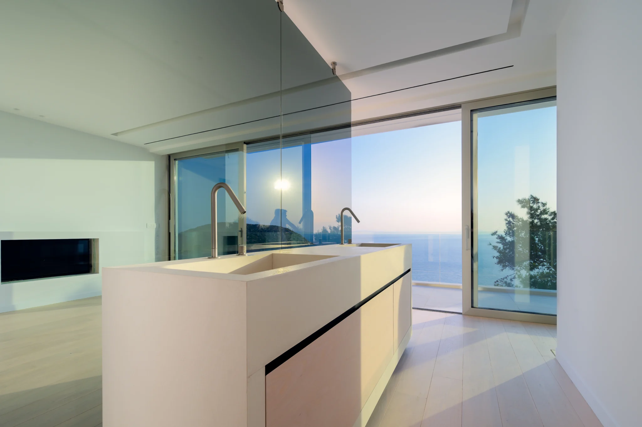 Freestanding basin beside a glass partition at sunset at Luxury Residence Blackstone.
